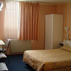 Skrivebord, strykejern/-brett, wi-fi (inkludert) og sengetøy