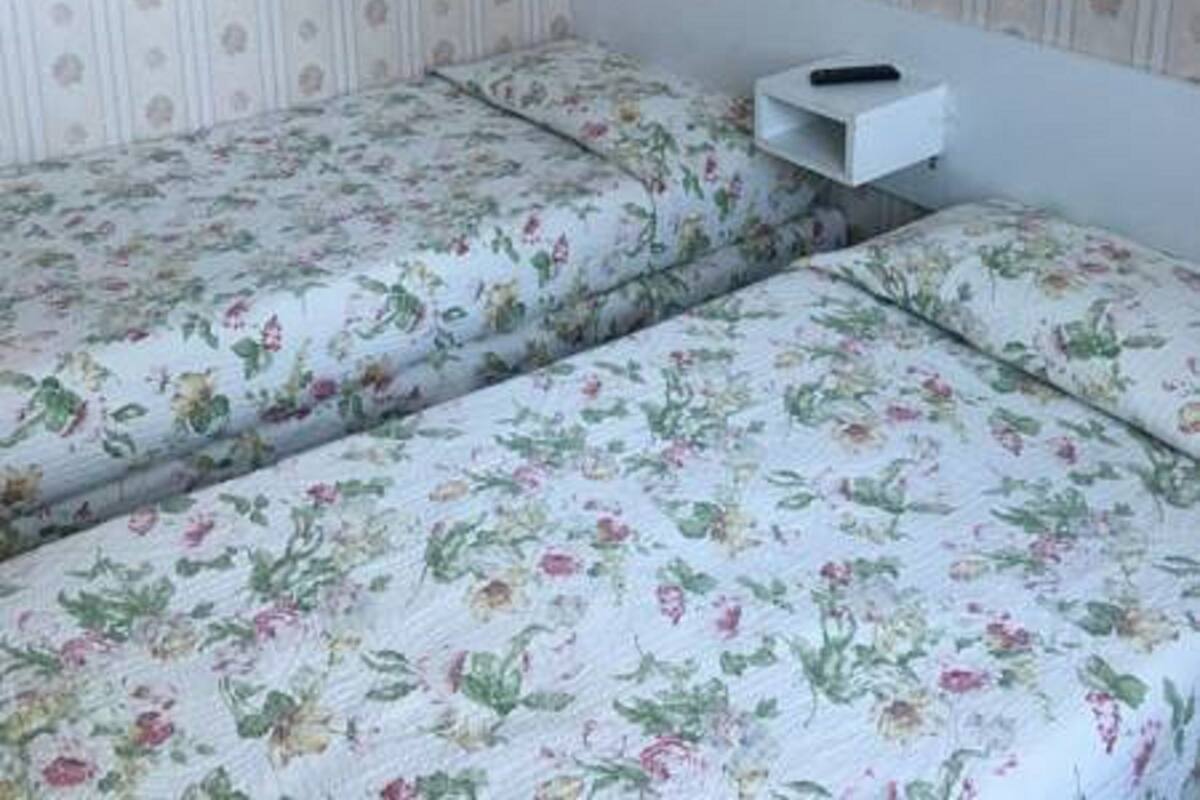 Een bureau, een strijkplank/strijkijzer, gratis wifi, beddengoed