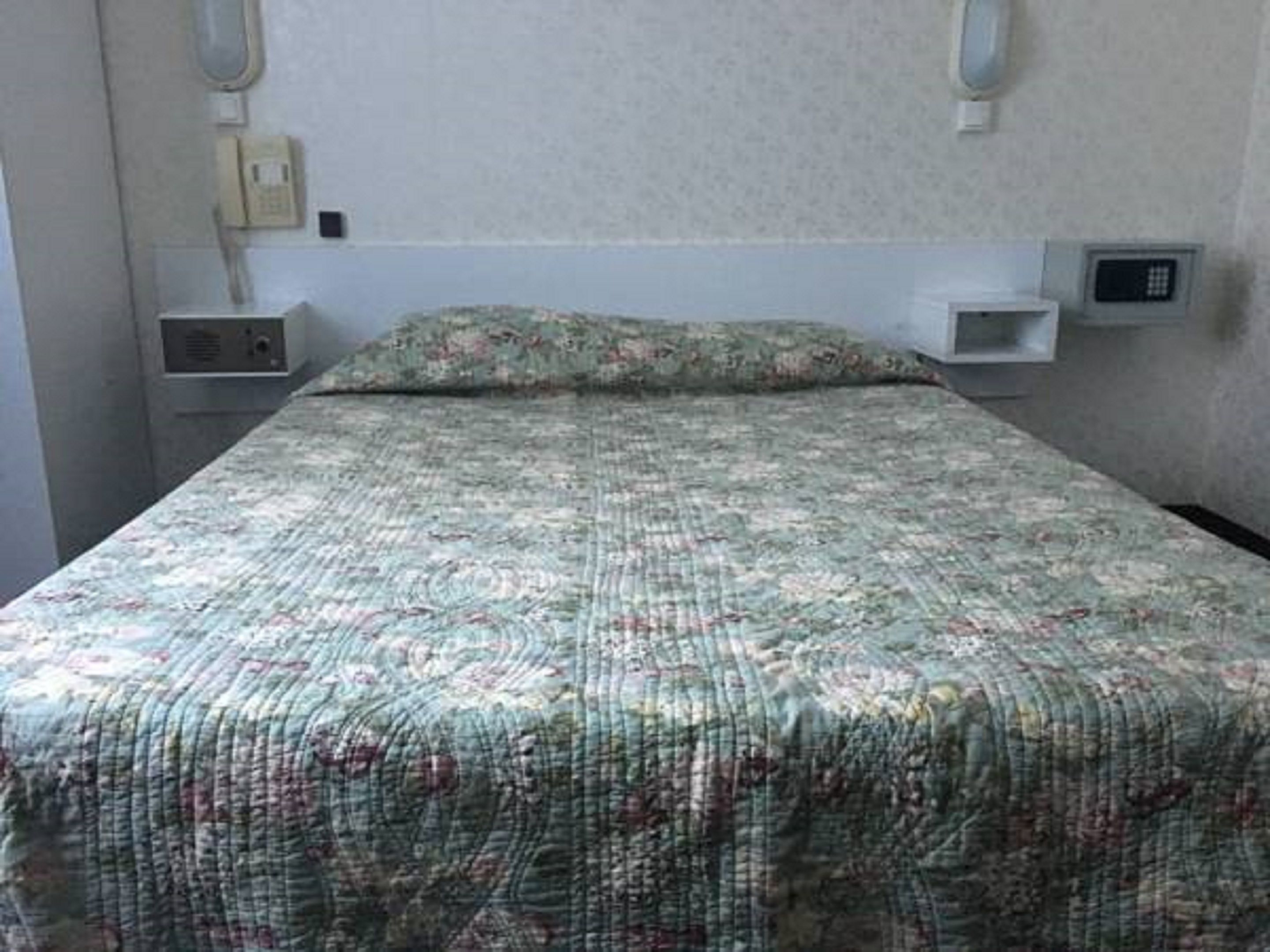 مكتب ومكواة/لوح كي وواي فاي مجانًا وملاءات أسرّة