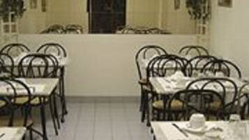 Petit déjeuner continental (8 EUR par personne)