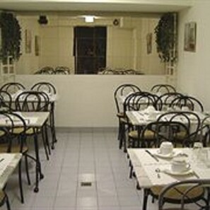 Kontinental frokost hver dag (EUR 8 per person)