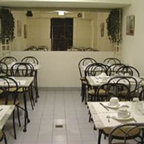 Desayuno continental (EUR 8 por persona)