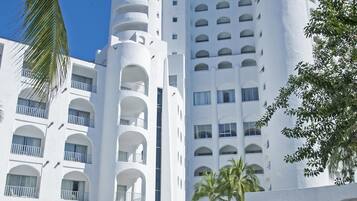 Una piscina al aire libre, sombrillas, tumbonas
