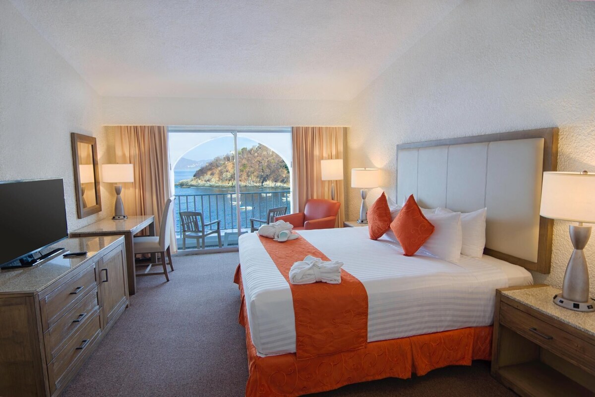 In-room safe, alarm clocks, bed sheets