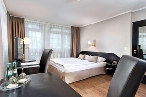 In-room safe, desk, blackout curtains, soundproofing - Tryp by Wyndham Munich North (Neufahrn bei Freising)