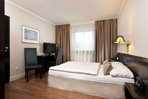 In-room safe, desk, blackout drapes, soundproofing - Tryp by Wyndham Munich North (Neufahrn bei Freising)