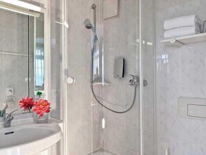 Douche, séchoir à cheveux, serviettes fournies