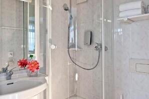 Shower, hair dryer, towels