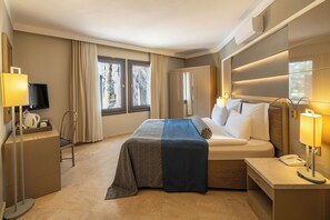 Habitació familiar, vistes al jardí | Minibar, caixa forta a l'habitació, wifi gratuïta i roba de llit 