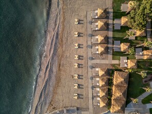 Privat strand, solstolar, parasoller och strandhanddukar