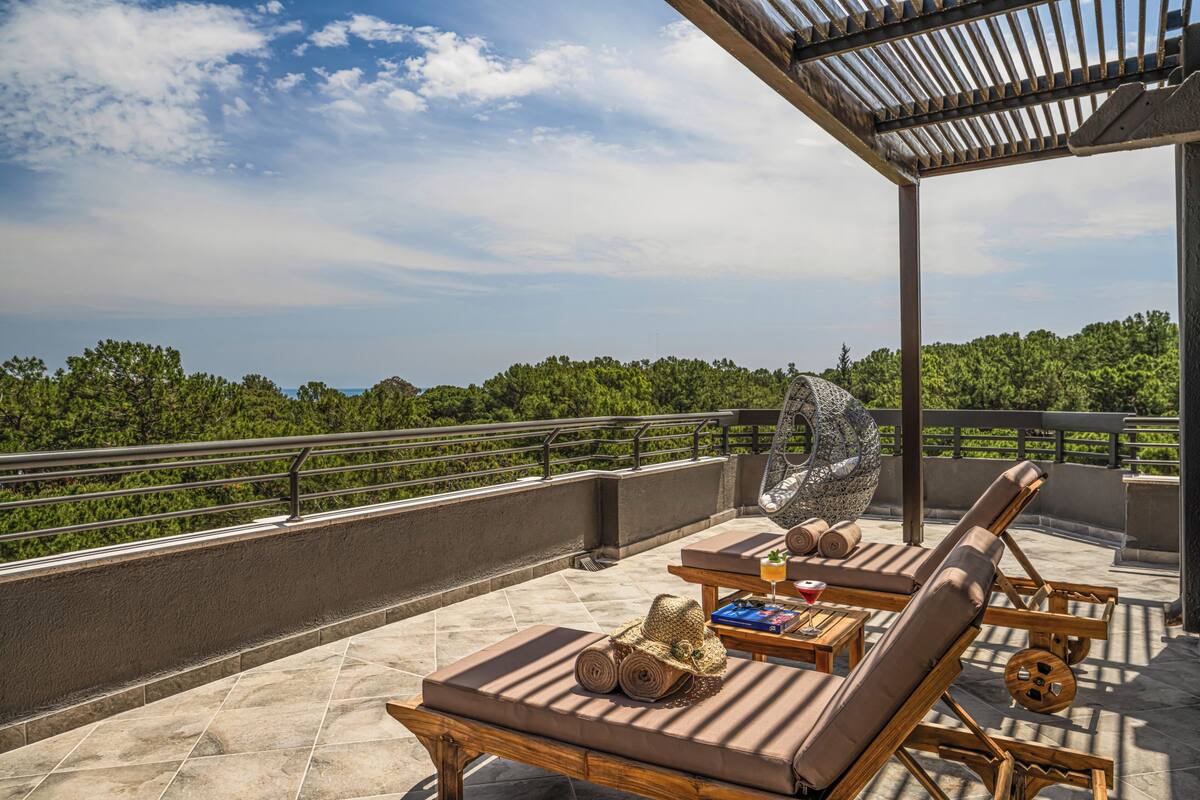 Suíte júnior, terraço, vista para o mar | Área de estar | TV LCD