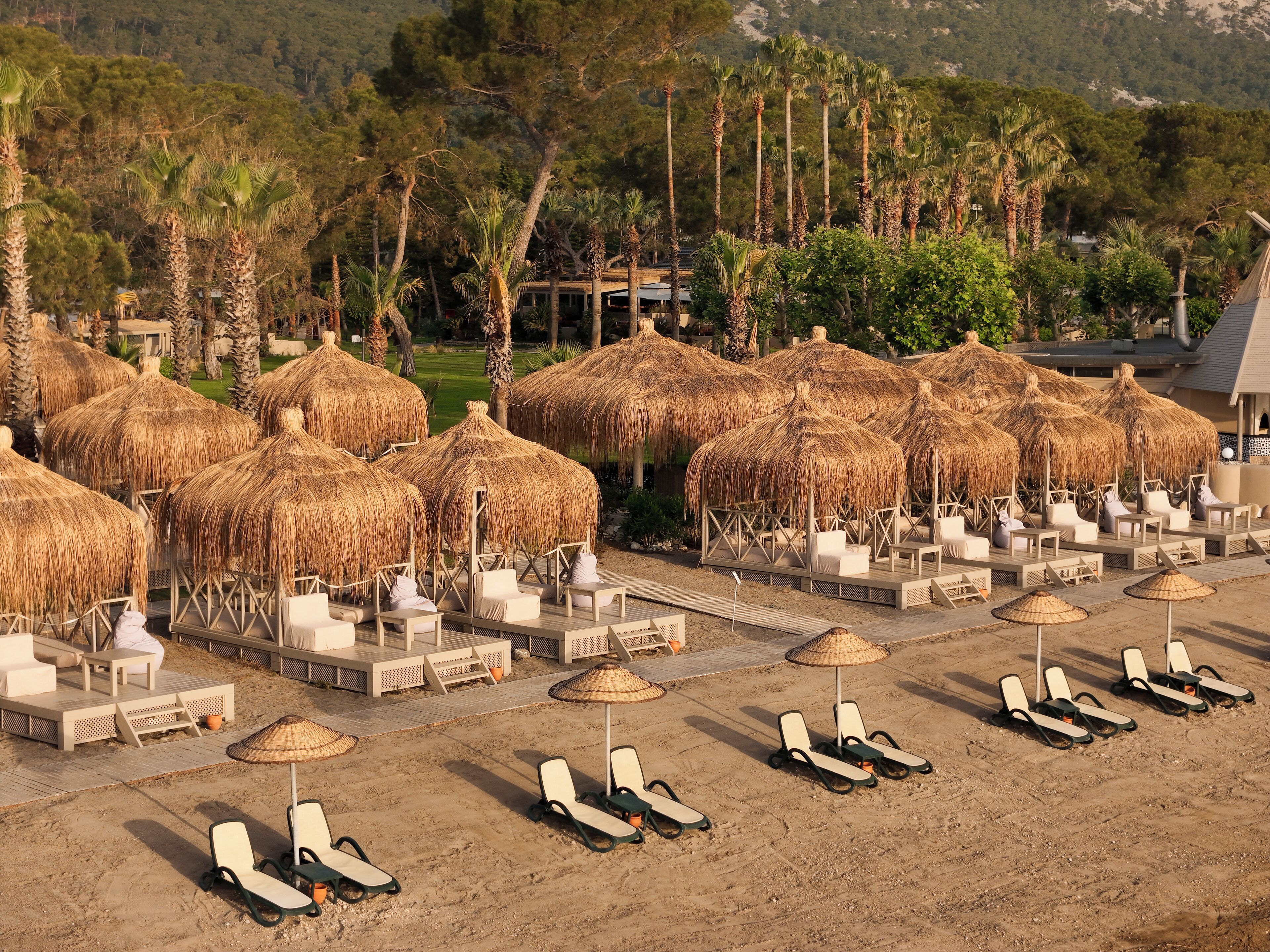 Plage privée, chaises longues, parasols, serviettes de plage