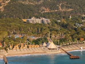 Plage privée, chaises longues, parasols, serviettes de plage