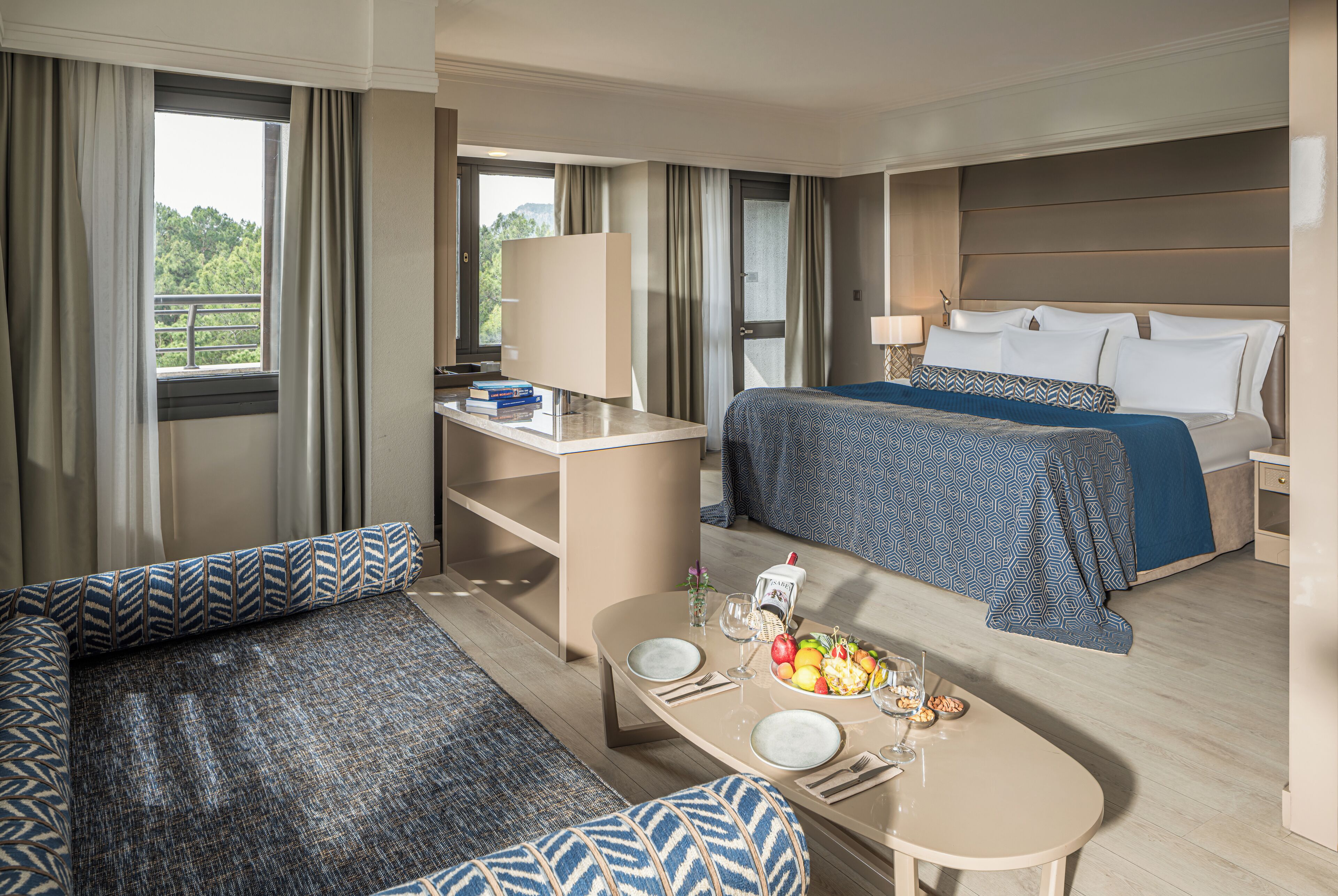 Minibar, caja de seguridad en la habitación, wifi gratis y ropa de cama 