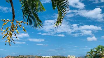 Una piscina al aire libre, sillones reclinables de piscina