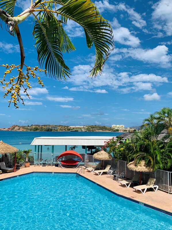 Alberca al aire libre, acceso de 08:00 a 22:00, y camastros 