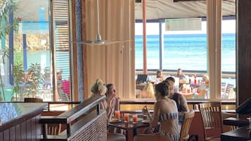 2 restaurants, breakfast, lunch, dinner served; Caribbean cuisine