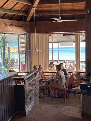 2 restaurants, breakfast, lunch, dinner served; Caribbean cuisine 