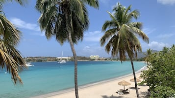 En la playa, sombrillas, snorkel, bar en la playa