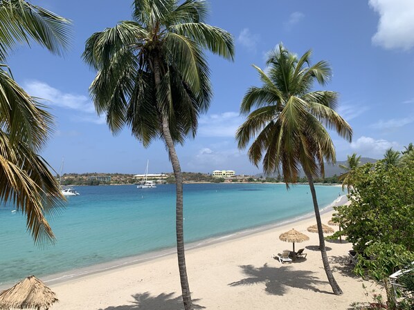 Sur la plage, parasol, plongée avec masque et tuba, bar sur la plage