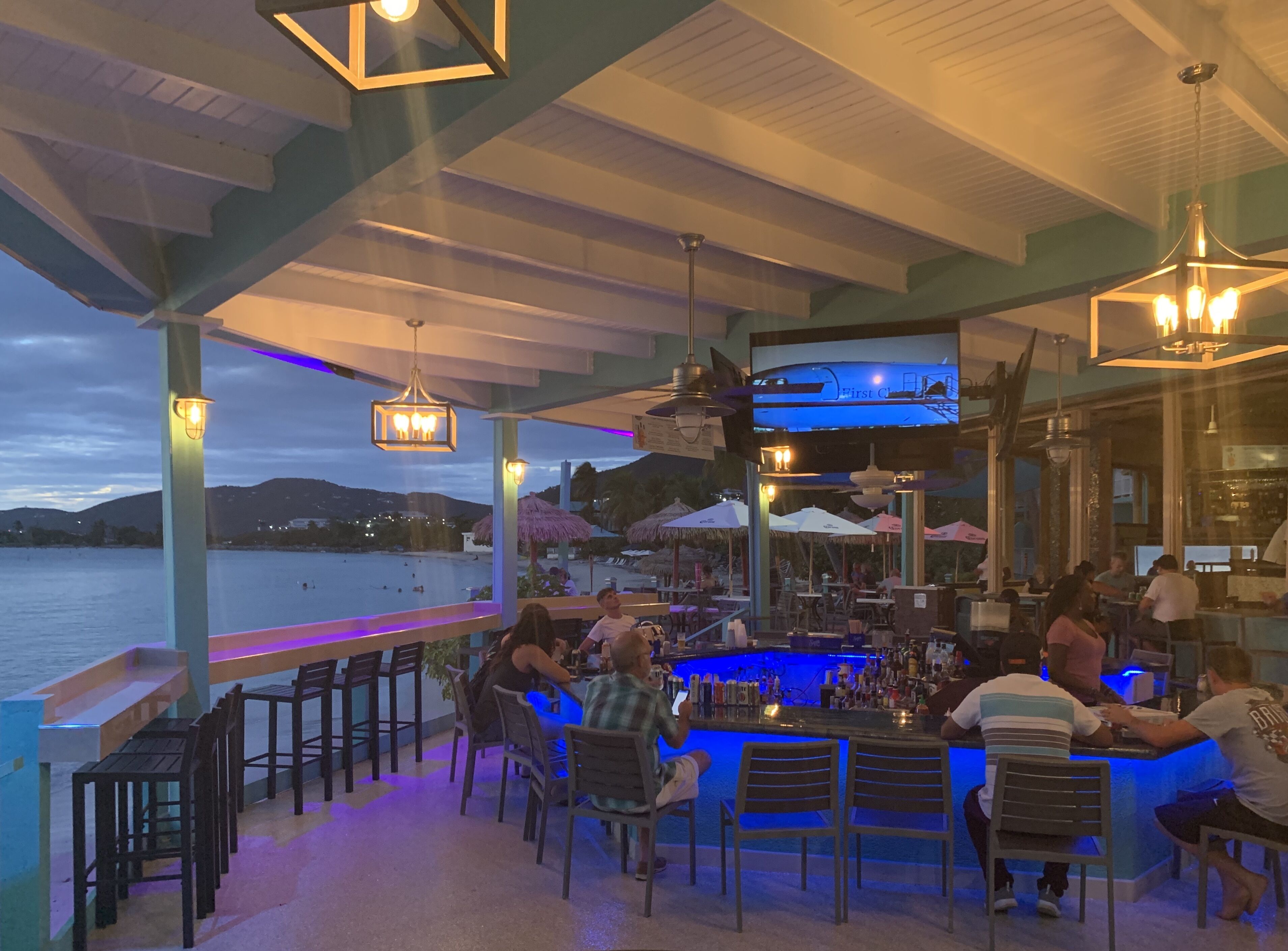 Vistas para a praia, serve almoço, jantar e happy hour 