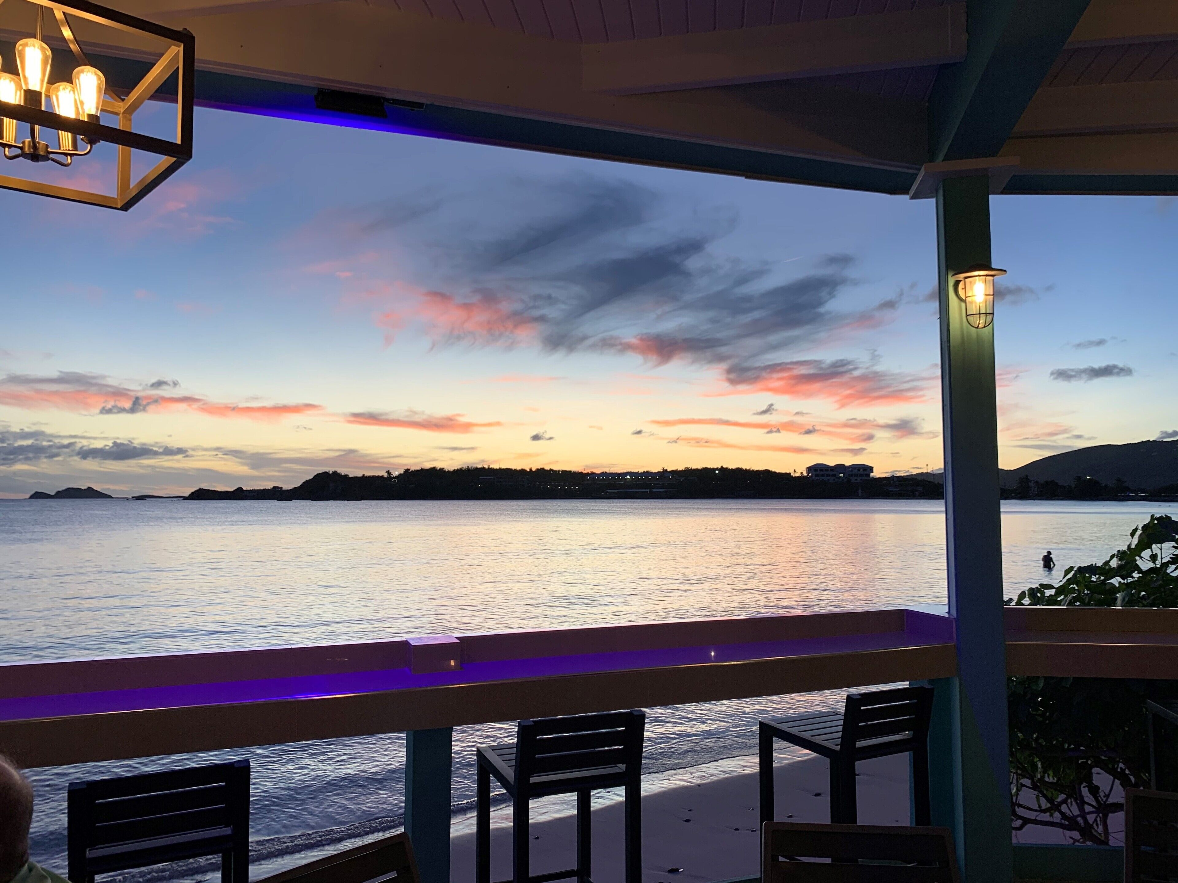 Utsikt mot stranden, serverer lunsj, middag og happy hour