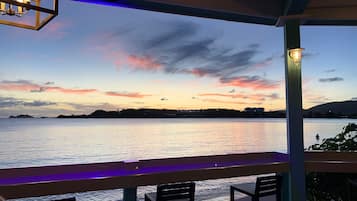 Utsikt mot stranden, serverer lunsj, middag og happy hour