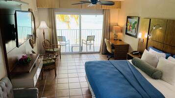 Deluxe kamer, 1 kingsize bed, aan het strand | Een kluis op de kamer, individueel gedecoreerd, een bureau