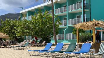 Accommodatie ligt op het strand, parasols, snorkelen, een strandbar