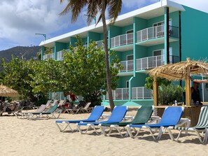 En la playa, sombrillas, snorkel y bar en la playa 