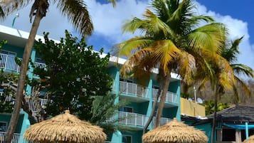 Plage, parasols, snorkeling, bar de plage