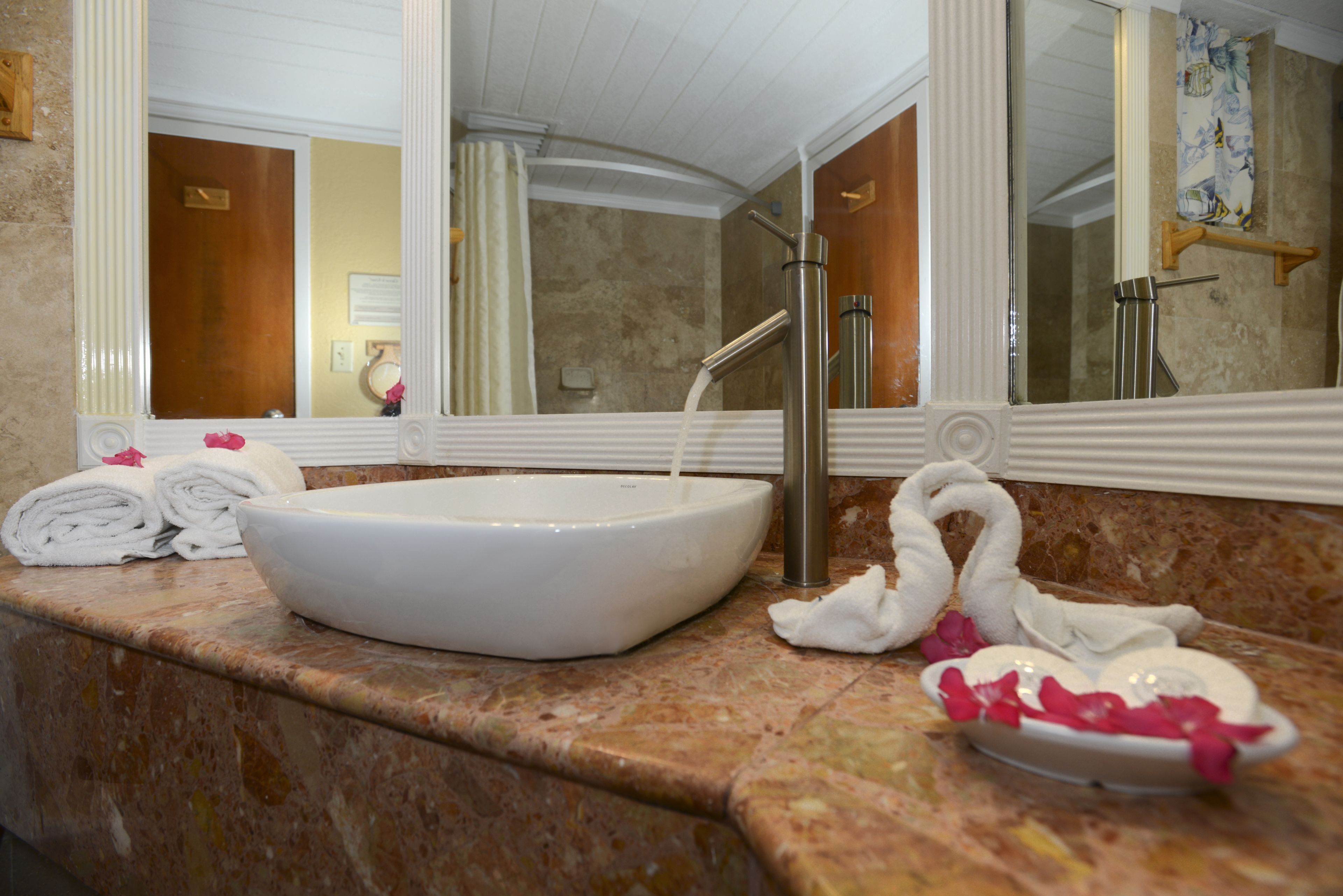 combined shower/bathtub, free toiletries, hair dryer, towels