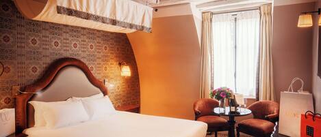 Deluxe tweepersoonskamer | Luxe beddengoed, een minibar, een kluis op de kamer, een bureau