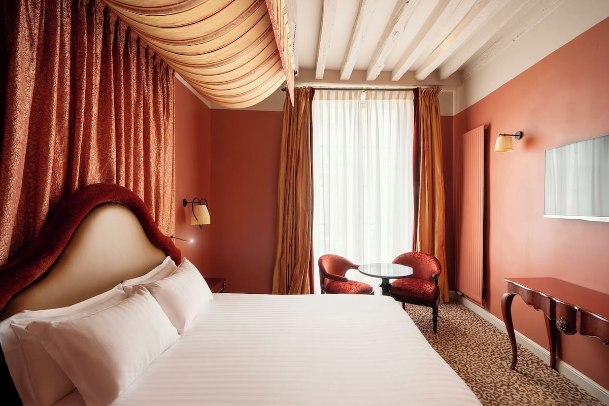 Habitación Deluxe | Ropa de cama de alta calidad y minibar