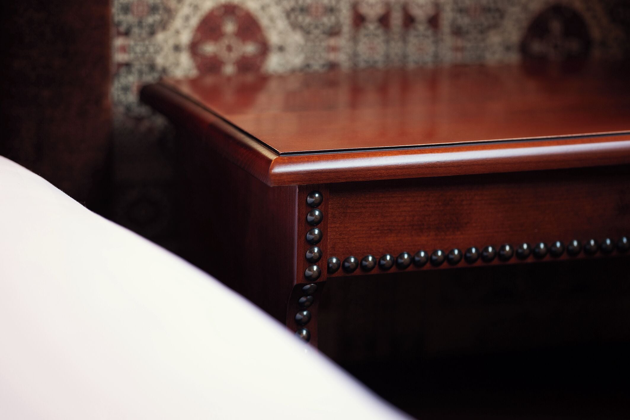 Una mesa de madera con superficie pulida y borde decorativo.