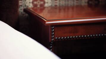 Una mesa de madera con superficie pulida y borde decorativo.