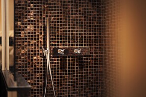 Deluxe Double Room | Bathroom