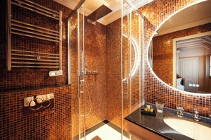 Chambre Simple | Salle de bain | Articles de toilette de luxe, sèche-cheveux, peignoirs