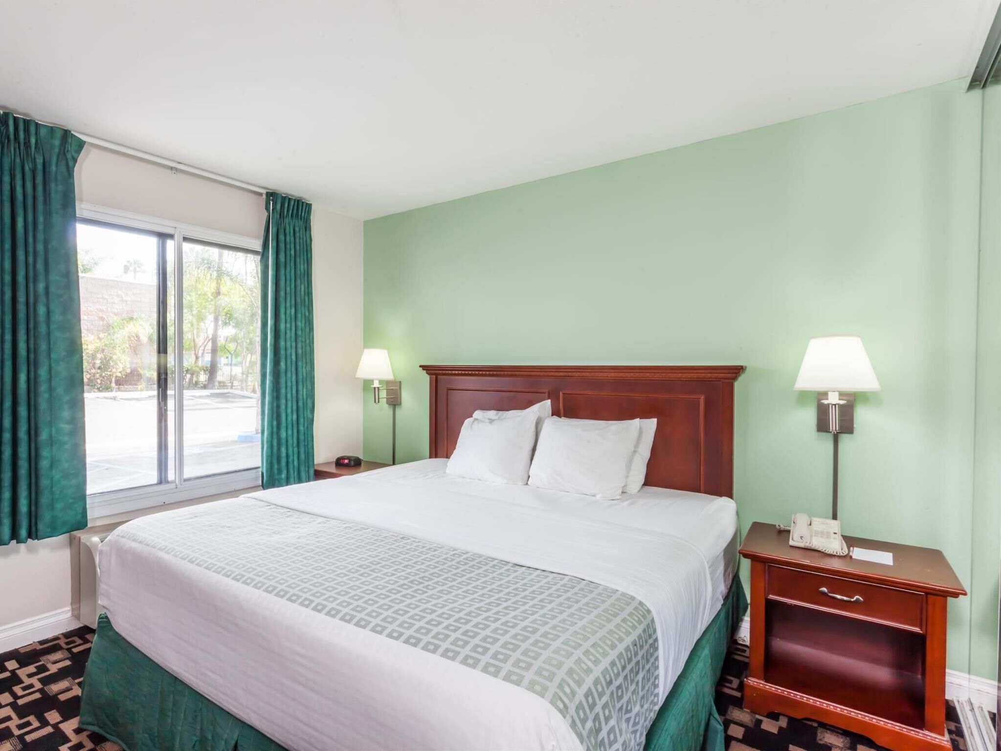 セーフティボックス (室内)、デスク 、防音設備、アイロン / アイロン台