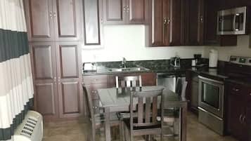 Efficiency, Suite, 1 King Bed, Non Smoking | Private kitchenette | Fridge, microwave, coffee/tea maker