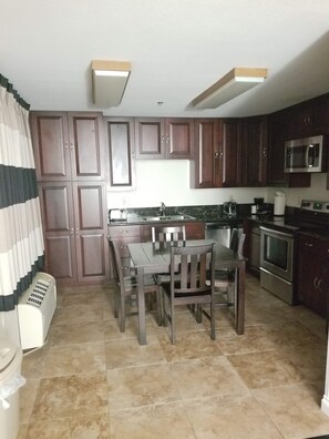 Efficiency, Suíte, 1 cama King, para não fumantes | Cozinha americana privada | Geladeira, micro-ondas, cafeteira/chaleira