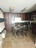 Efficiency, Suite, 1 King Bed, Non Smoking | Private kitchenette | Fridge, microwave, coffee/tea maker
