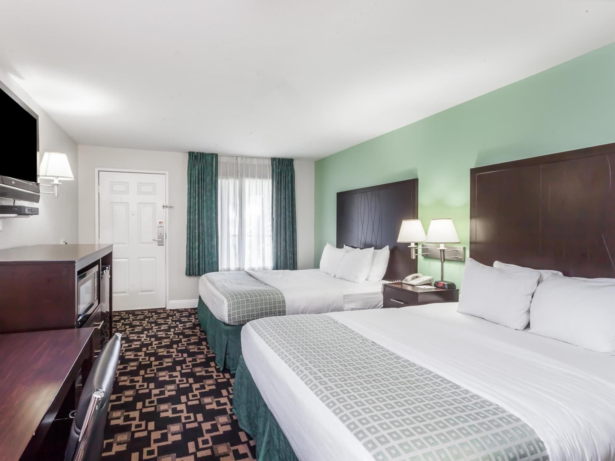 セーフティボックス (室内)、デスク、防音設備、アイロン / アイロン台