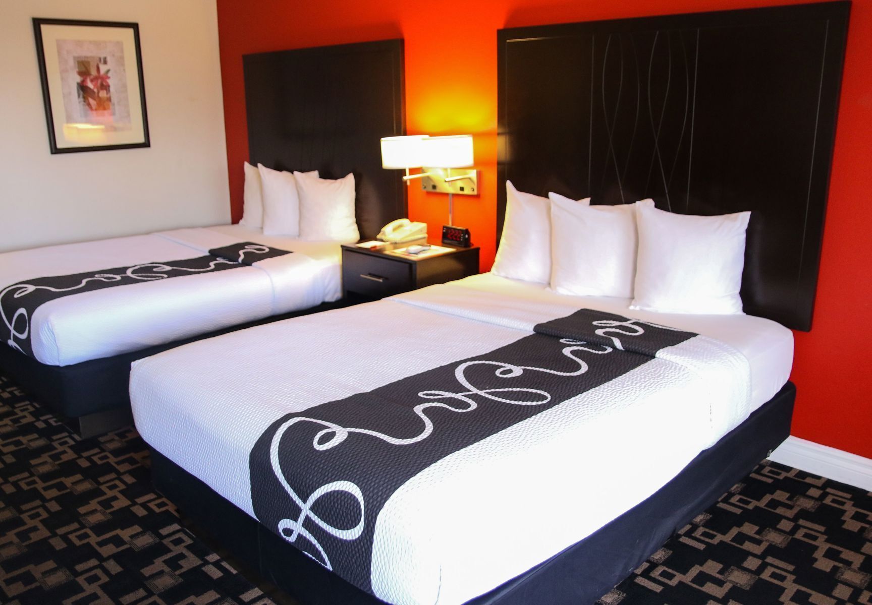 セーフティボックス (室内)、デスク、防音設備、アイロン / アイロン台