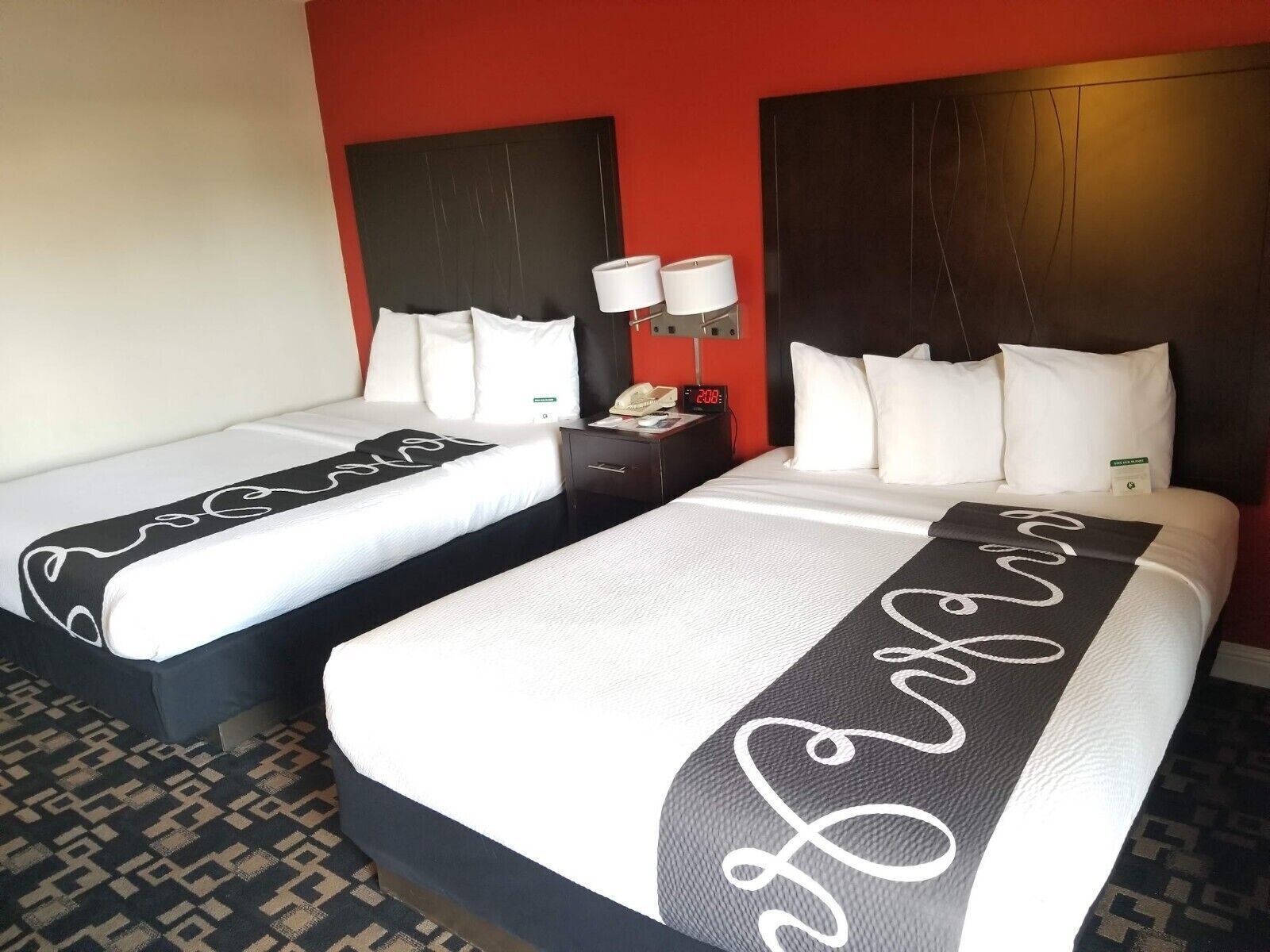 セーフティボックス (室内)、デスク、防音設備、アイロン / アイロン台