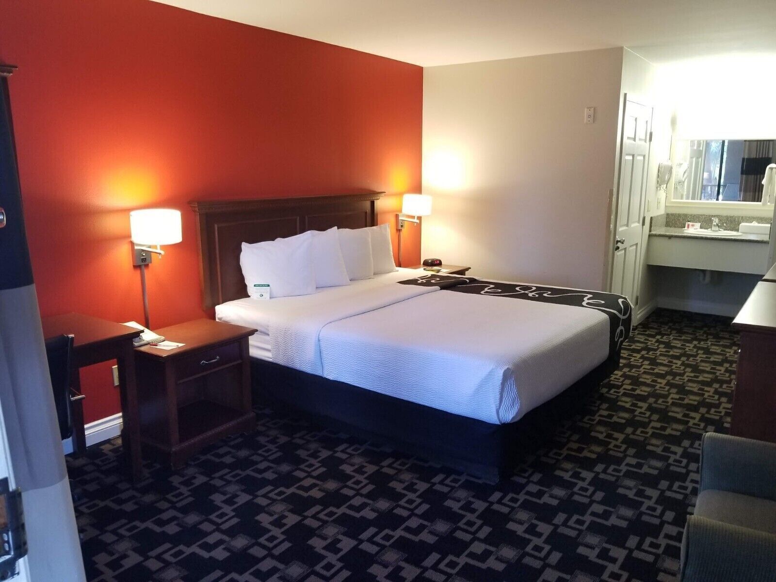 セーフティボックス (室内)、デスク、防音設備、アイロン / アイロン台