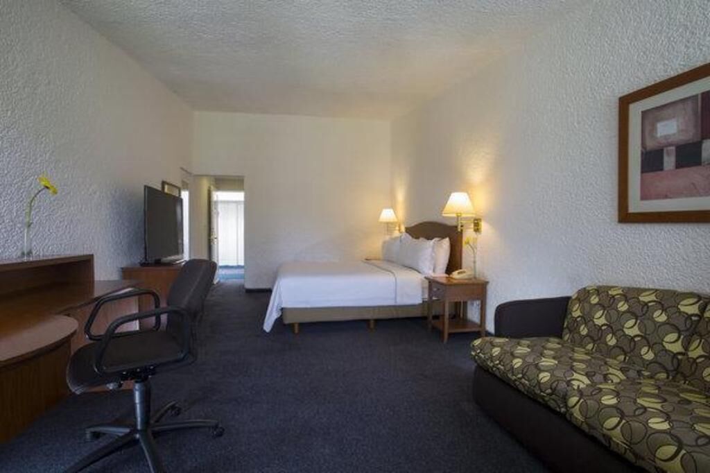 مكتب ومكواة/لوح كي وأسرّة أطفال/رضّع (مجانًا) وواي فاي مجانًا