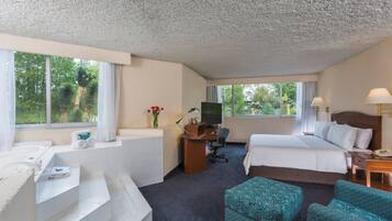 Meja kerja, setrika/meja setrika, dan tempat tidur bayi gratis