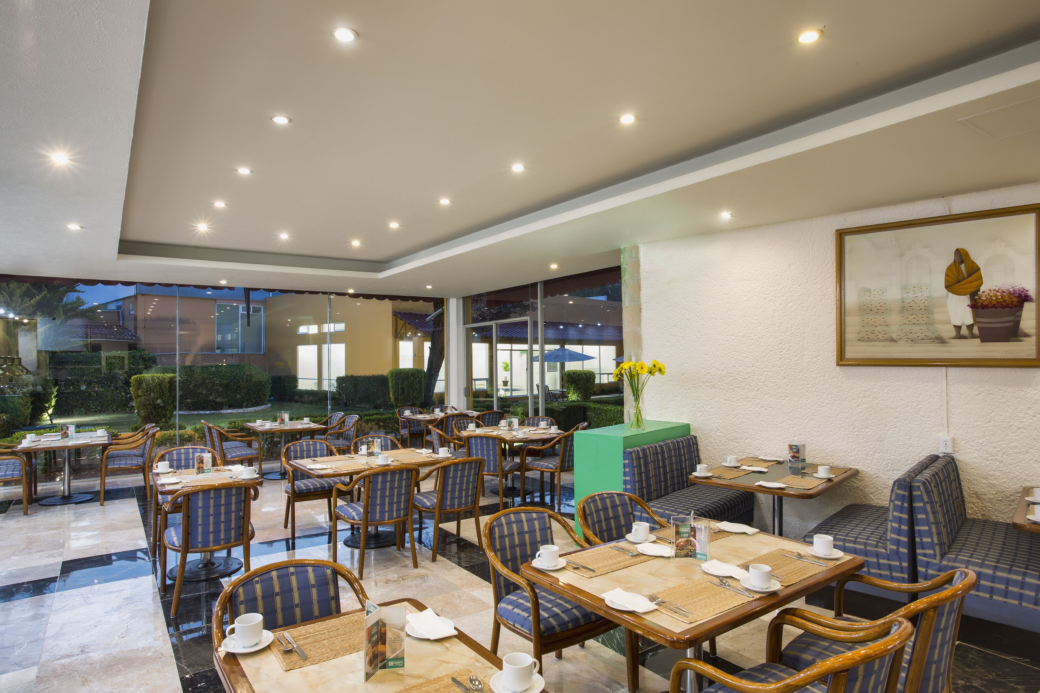 daily buffet breakfast (mxn 189 per person)