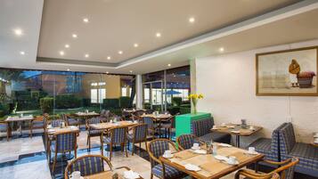 Desayuno buffet (MXN 189 por persona)